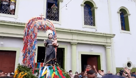 Círio de Santo Antônio reúne milhares de fiéis pelas ruas da cidade