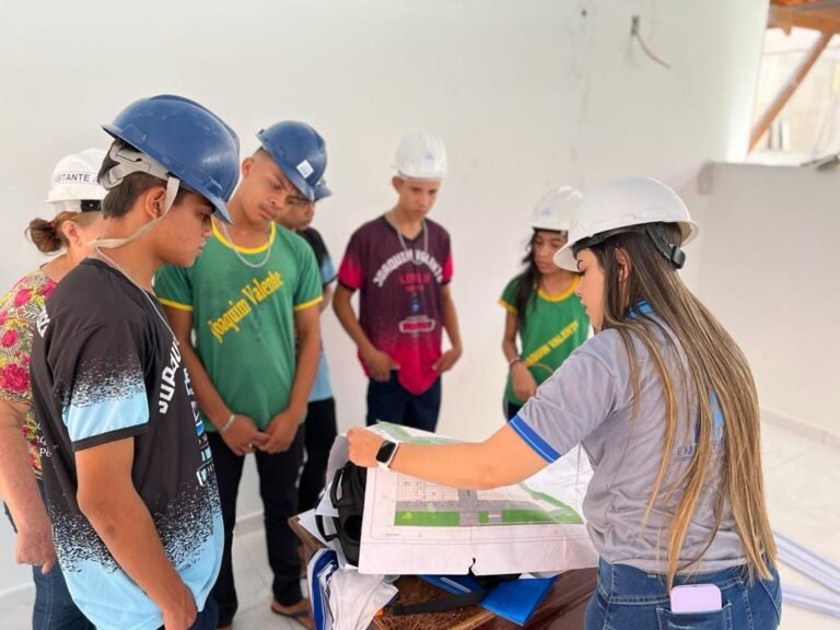 Alunos visitam o canteiro de obras da Escola Joaquim Valente, que passa por reformas.