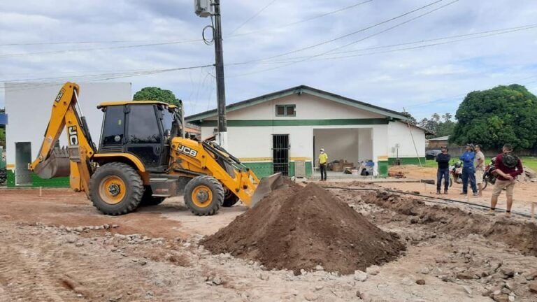 Visando aprimorar os serviços de saúde, encontra-se em andamento a reforma e ampliação do Laboratório Municipal.