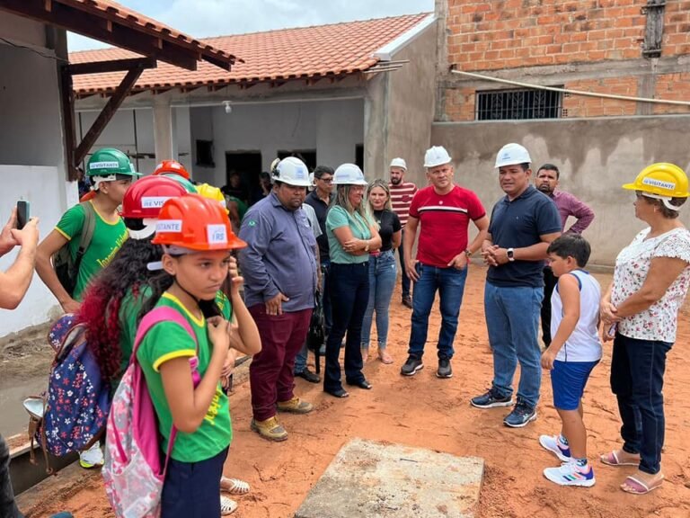 Alunos realizam visita a Escola Joaquim Valente que estar nos ajustes finais de sua reforma.