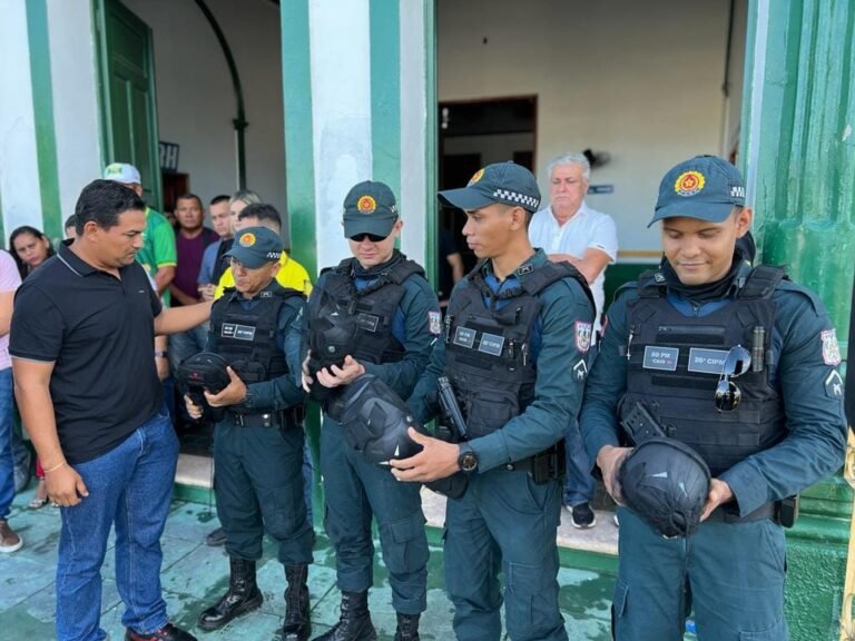 Entrega de equipamentos de proteção individual para o destacamento do moto patrulhamento.