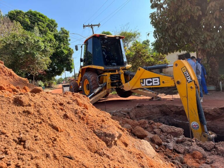 Prefeitura realizar serviço de escavação para a drenagem da obra de pavimentação da Estrada do Gado.