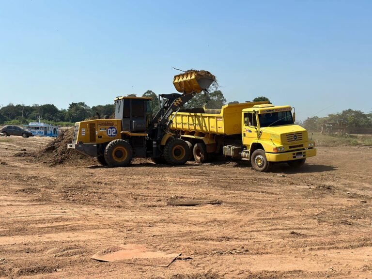 A prefeitura realiza trabalho de limpeza no Mandala.