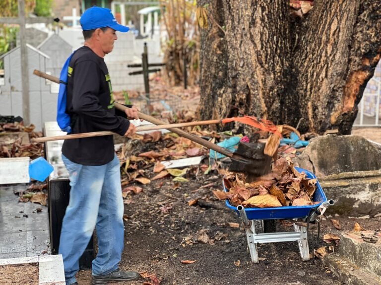 Prefeitura realizar trabalho de limpeza nos cemitérios, em preparação a chegada do Dia dos Finados.