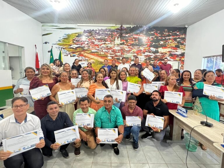 A Prefeitura realizou no plenário da Câmara Municipal, a cerimônia de certificação de posse dos Gestores Escolares!