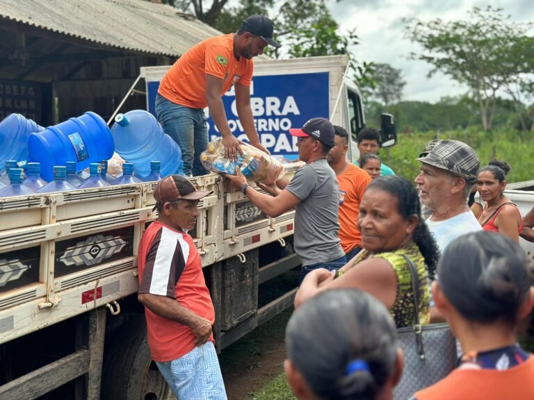 Defesa Civil segue realizando a entrega de kits de ajuda humanitária.