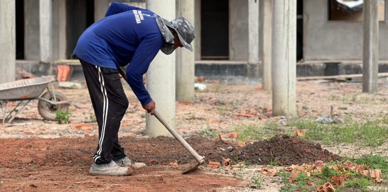 Obra de construção da escola Rita Fernandes – Jardim da Praia.