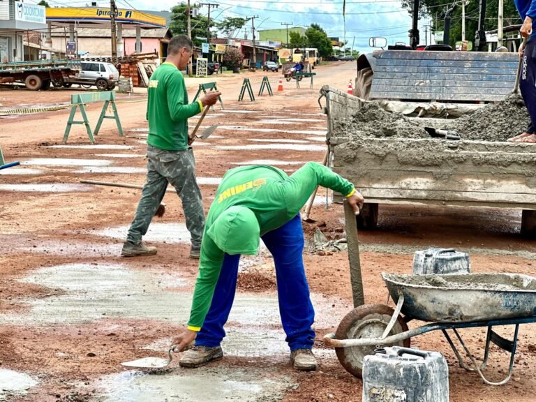 A Prefeitura está realizando recuperação de via na estrada Paes de Carvalho, no cruzamento com a Avenida Nazaré!