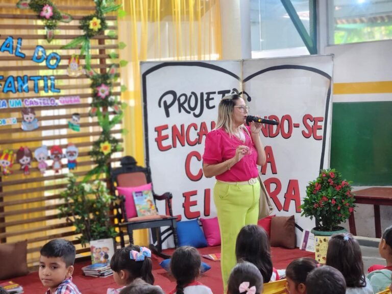 A Escola Chapeuzinho Vermelho inaugurou, o Cantinho da Leitura, que promove o hábito da leitura.