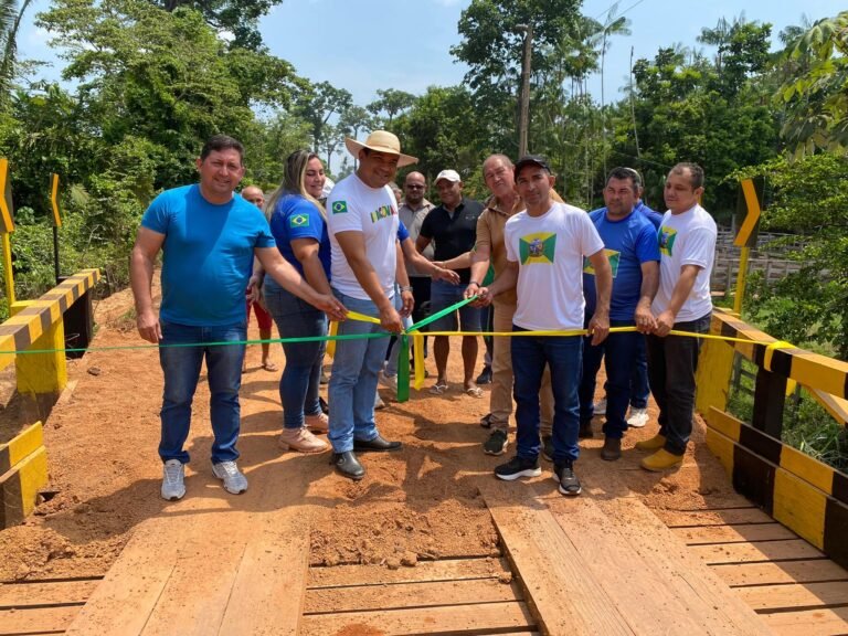 A Prefeitura a entregar da ponte do Urucum, no ramal do Pacoval.